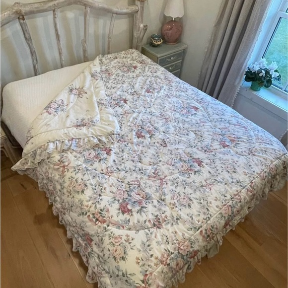 Vintage Floral Ruffled Bedding Set with Two Shams - Picture 2 of 9